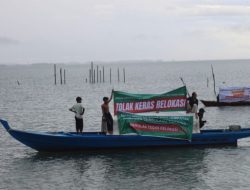 Tolak Relokasi, Warga Sembulang Hulu Bentang Spanduk di Perairan Rempang