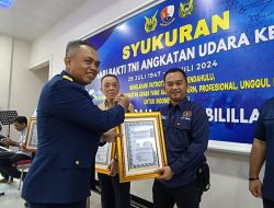 Ketua PWI Kepri Terima Penghargaan dari Komandan Lanud RHF Tanjungpinang