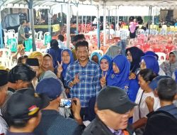 Warga Seipelunggut Antre Tanda Tangan HMR di Kaos Sebagai Simbol Kepri yang Maju