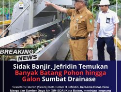 Sidak Banjir, Jefridin Temukan Banyak Batang Pohon hingga Galon Sumbat Drainase