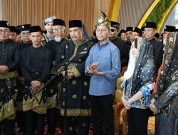 Tabur Beras Kunyit hingga Pemasangan Tudong Manto Warnai Penyambutan Amsakar-Li Claudia