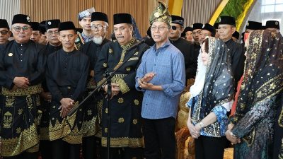 Tabur Beras Kunyit hingga Pemasangan Tudong Manto Warnai Penyambutan Amsakar-Li Claudia