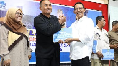 Apresiasi Peran RT dan RW, Wali Kota Batam Amsakar Achmad Serahkan Insentif