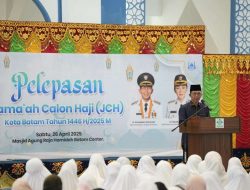 Kepala BP Batam Amsakar Achmad Lepas Jemaah Calon Haji Kota Batam