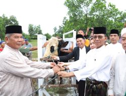 Wali Kota Batam Amsakar Achmad Terima Hewan Kurban dari Presiden RI usai Shalat Iduladha di Masjid Sultan Mahmud Riayat Syah