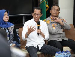 Buruh Demo di Pemko Batam, Wali Kota Amsakar Langsung Buka Ruang Dialog dengan Pekerja