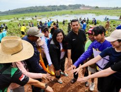 Jaga Kualitas Air, BP Batam bersama Masyarakat Gotong Royong Bersihkan Waduk