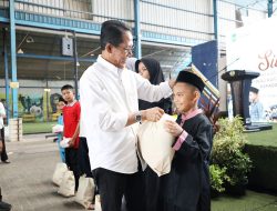 Wujud Kepedulian, Wali Kota Amsakar Serahkan Bantuan untuk Anak Yatim
