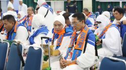 Plh Wali Kota Lepas Kloter Terakhir Embarkasi Batam, Li Claudia Pesan JCH Jaga Kesehatan