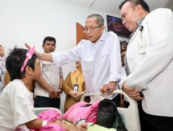 Air Mata Amsakar Luruh Saat Menjenguk Bocah Korban Kekerasan, Janji Masa Depan Tak Boleh Terputus