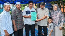 Tepati Janji Reses, Muhammad Syafei Serahkan Bantuan kepada Majelis Taklim dan Remaja RW 04 Sei Lekop