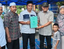 Tepati Janji Reses, Muhammad Syafei Serahkan Bantuan kepada Majelis Taklim dan Remaja RW 04 Sei Lekop