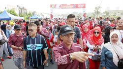 Amsakar Ikut Jalan dan Senam Bersama Ribuan Warga Batu Ampar, Tekankan Pentingnya Kekompakan