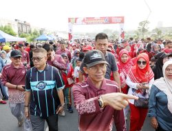 Amsakar Ikut Jalan dan Senam Bersama Ribuan Warga Batu Ampar, Tekankan Pentingnya Kekompakan