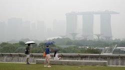 Warga Singapura Antre Masker Gratis, Udara Buruk Imbas Karhutla RI