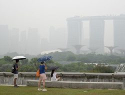 Warga Singapura Antre Masker Gratis, Udara Buruk Imbas Karhutla RI