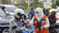 Rumah Zakat dan FOZ Batam Bagikan Masker dan Nutrisi kepada Pengendara Terdampak Jerebu