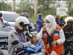 Rumah Zakat dan FOZ Batam Bagikan Masker dan Nutrisi kepada Pengendara Terdampak Jerebu